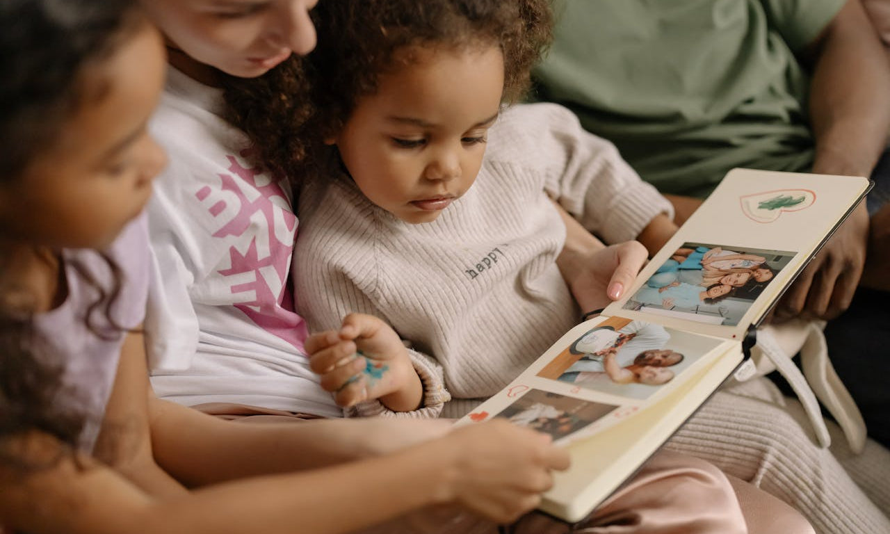Albums photo bébé : préserver les premiers souvenirs au-delà des jouets