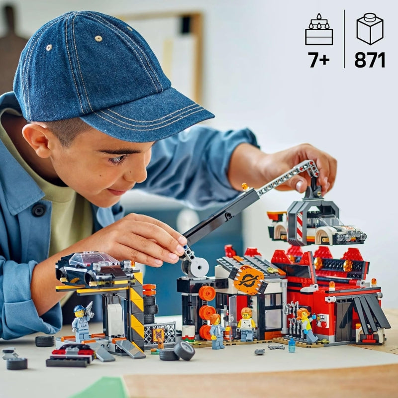 LEGO City Casse Automobile – Set de construction avec grue, presse à voiture et 4 Mini figurines