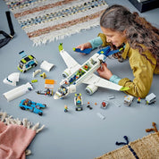 LEGO City L’Avion de Ligne – Set de construction avec véhicules d’aéroport et 9 Mini figurines