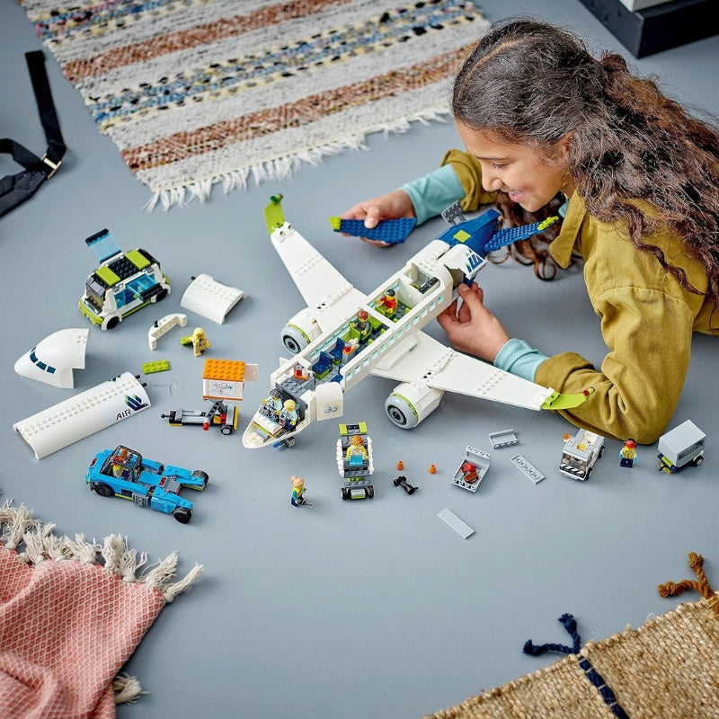 LEGO City L’Avion de Ligne – Set de construction avec véhicules d’aéroport et 9 Mini figurines