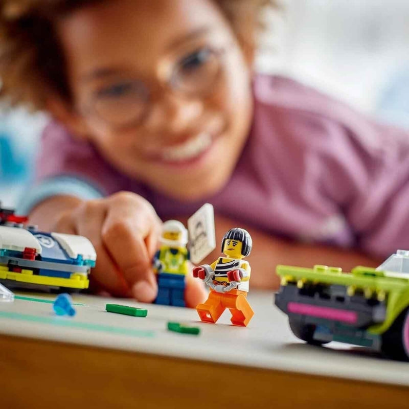 LEGO City La Course-Poursuite Voiture de Police et Super Voiture – Jouet de construction avec 2 figurines dès 6 Ans