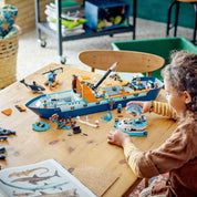 LEGO City Le Navire d’Exploration Arctique – Set de construction flottant avec hélicoptère, sous-marin et orque