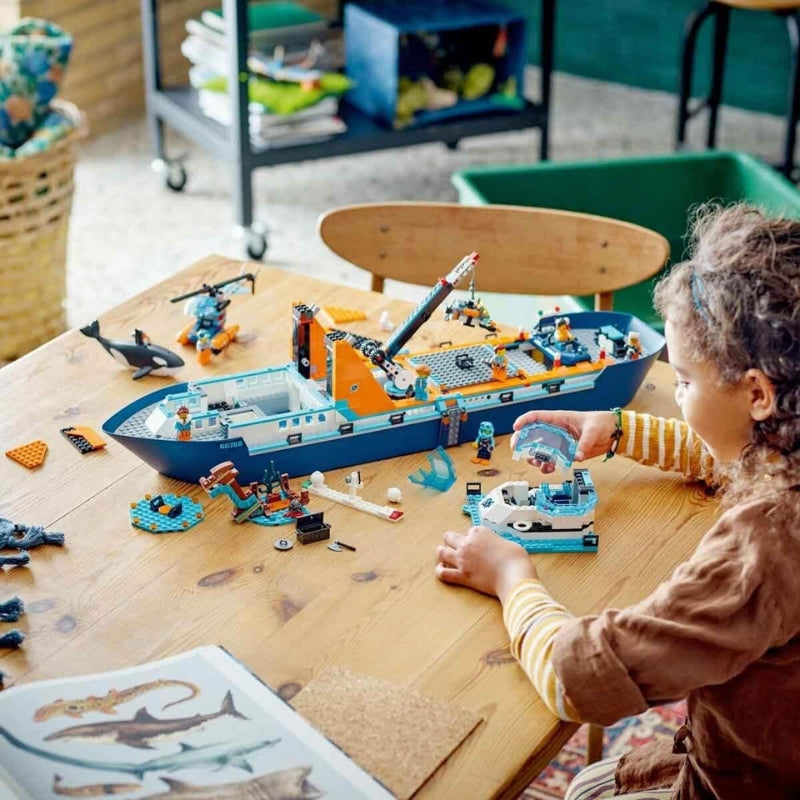 LEGO City Le Navire d’Exploration Arctique – Set de construction flottant avec hélicoptère, sous-marin et orque