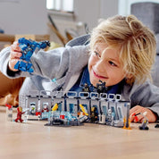 LEGO Marvel Super Heroes La salle des armures d’Iron Man – Set de construction avec 6 figurines